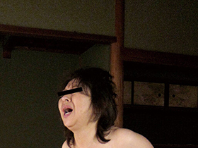 六十路熟女がいっぱいの夜這いライブ　サンプル画像09